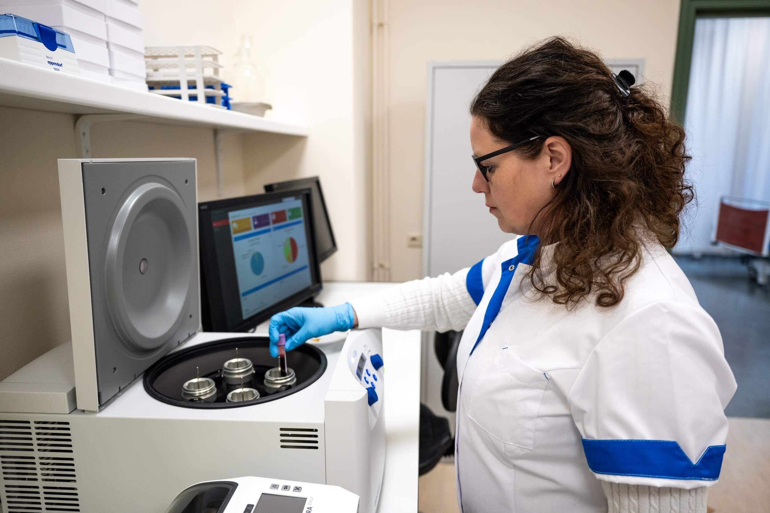 Placement of tube of clinical study in centrigue. Clinspark in on the computer screen. Nurse of DELPHINIUM, at Groningen.